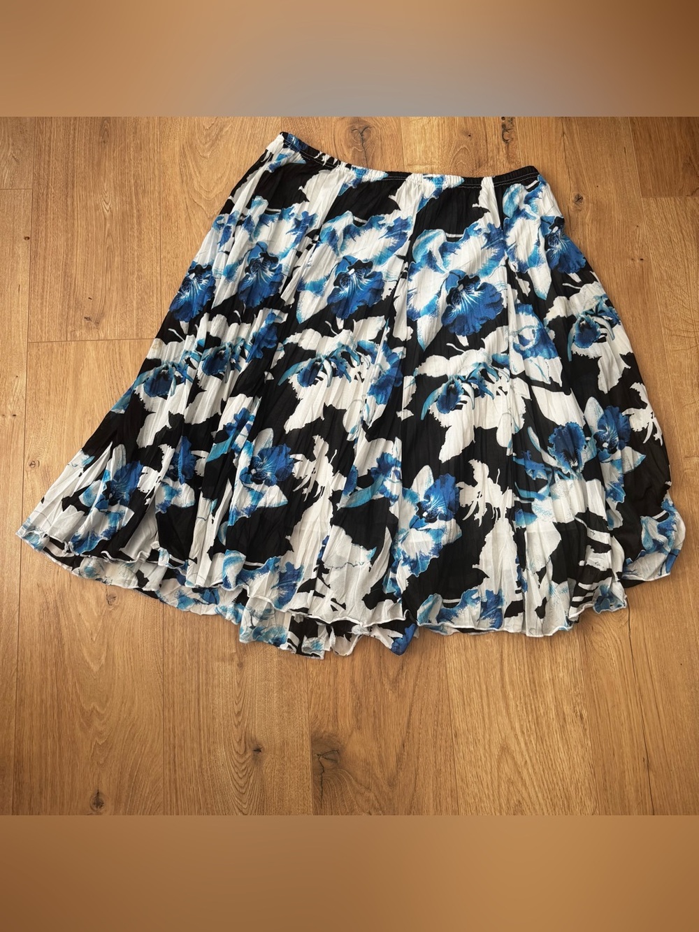 Larry Levine Black, White & Blue Floral Pleated Midi Skirt